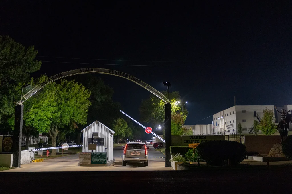 Автомобиль въезжает на территорию государственной тюрьмы штата Оклахома в четверг, 26 сентября 2024 г., в МакАлестере, штат Оклахома.